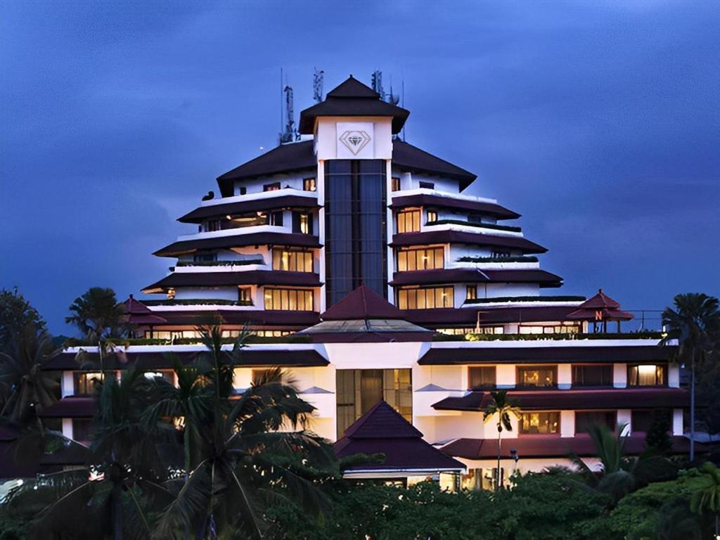 Grand Diamond Hotel Yogyakarta Maguwo Exterior photo