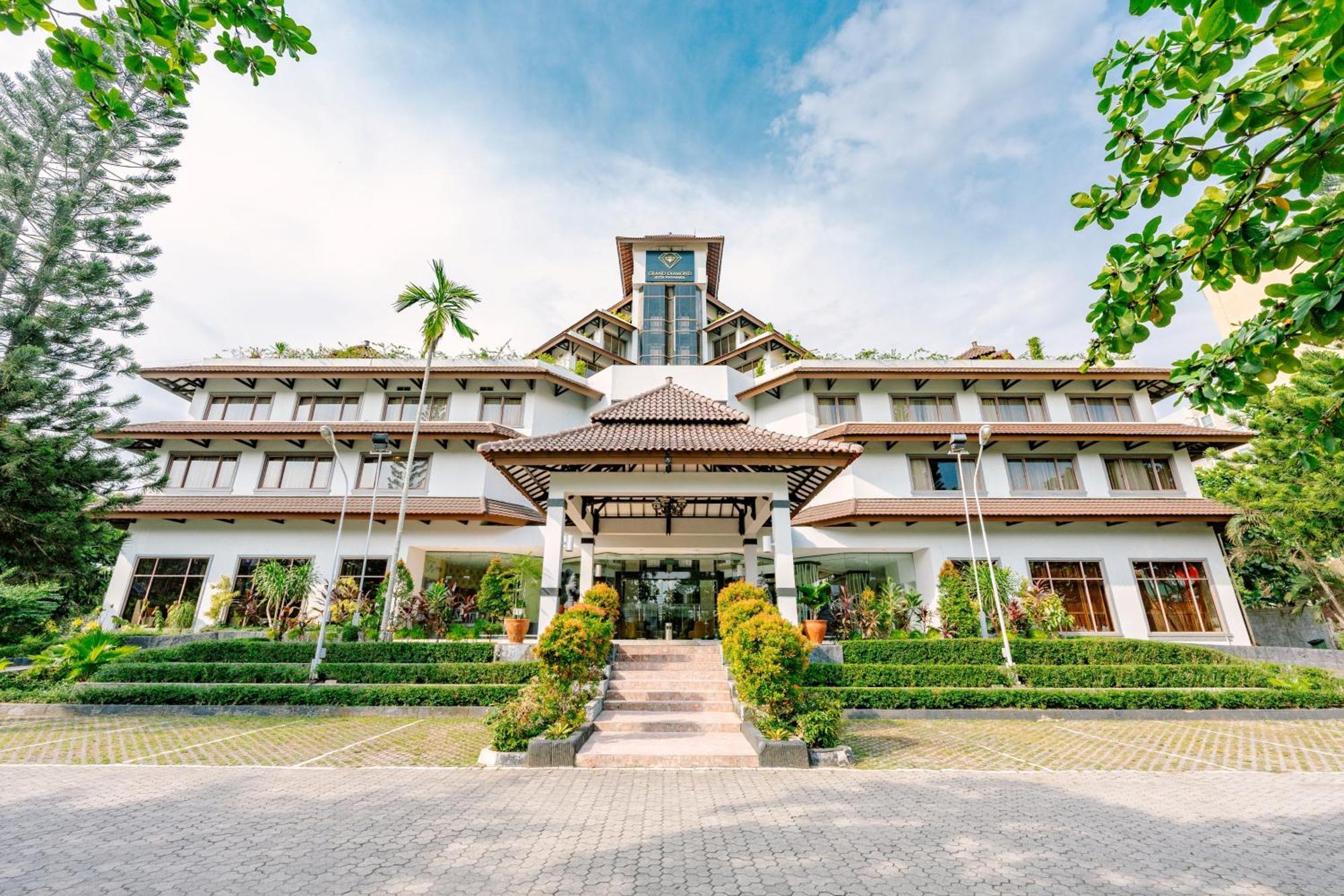 Grand Diamond Hotel Yogyakarta Maguwo Exterior photo