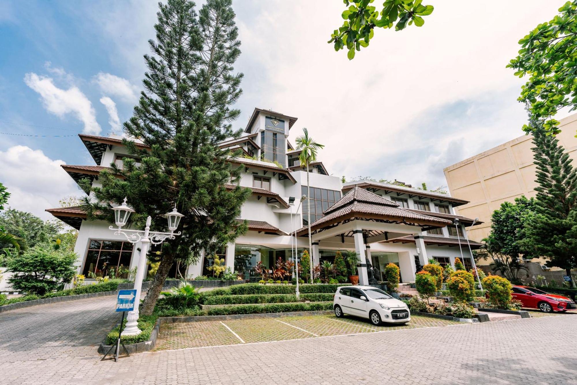 Grand Diamond Hotel Yogyakarta Maguwo Exterior photo