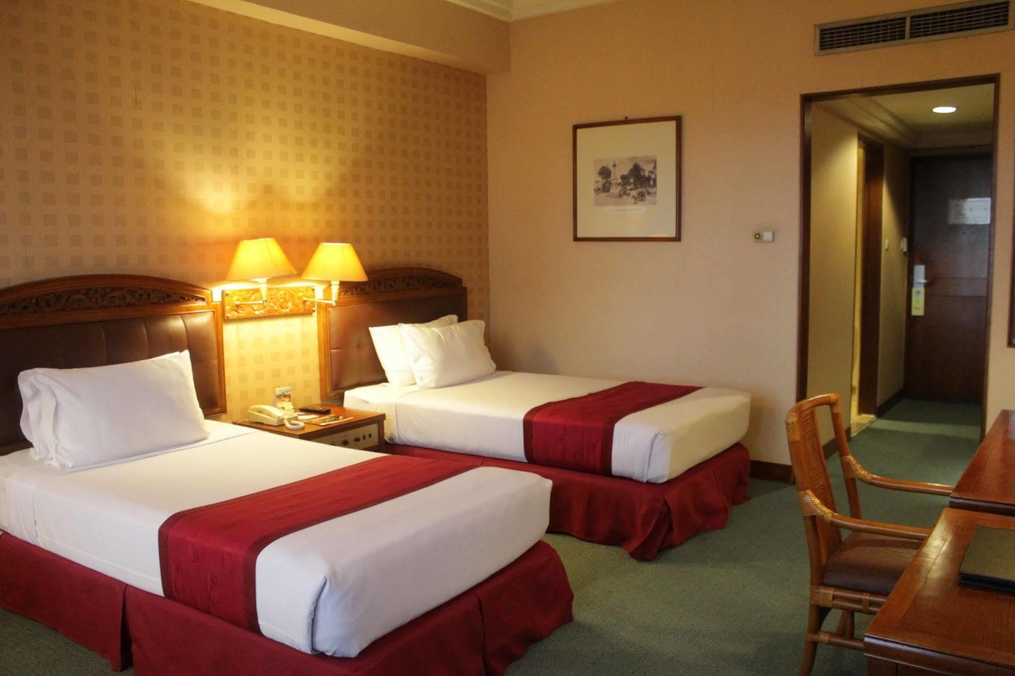 Grand Diamond Hotel Yogyakarta Maguwo Exterior photo